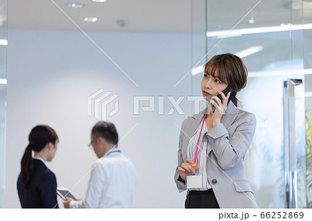 打合せ中にスマホで連絡する女性社員 66252869