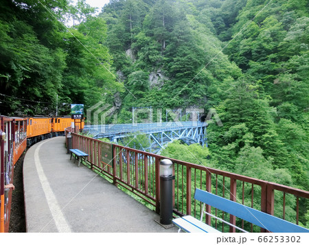 黒部峡谷峡谷鉄道の黒薙駅と後曳橋（富山県黒部市） 66253302