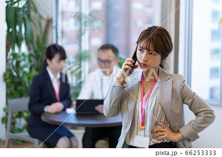 打合せ中にスマホで連絡する女性社員 66253333