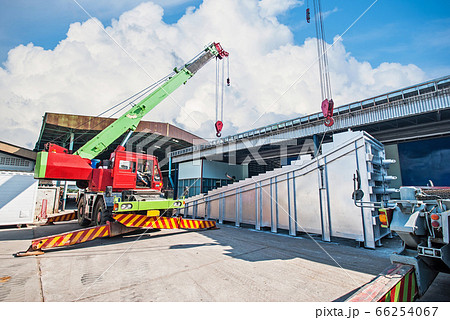 Mobile crane operating by lifting and moving an 66254067