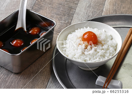 ごはんの上に黄身の醤油漬け 66255316