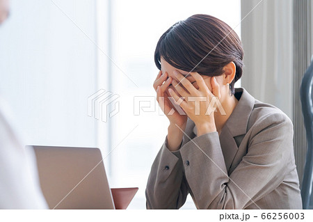 絶望するアラフォービジネスウーマン  66256003