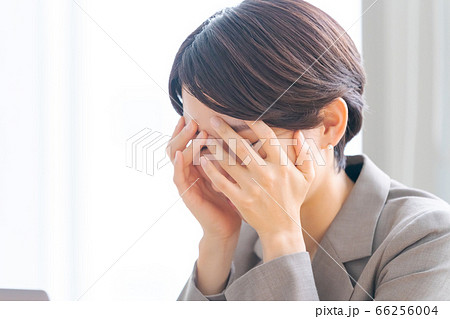 顔を覆うアラフォービジネスウーマン の写真素材