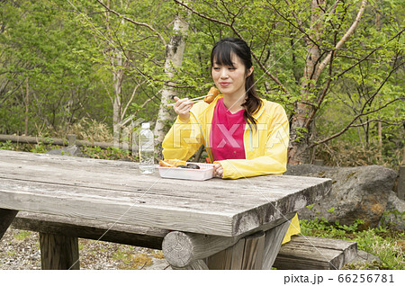 ハイキングでお弁当を食べる女性 ハイキングでお弁当を食べる女性 66256781