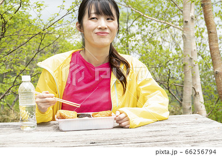 ハイキングでお弁当を食べる女性 ハイキングでお弁当を食べる女性 66256794