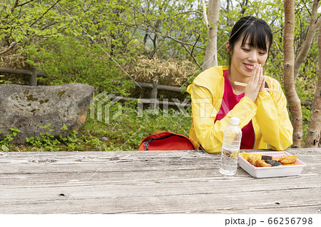 ハイキングでお弁当を食べる女性 ハイキングでお弁当を食べる女性 66256798