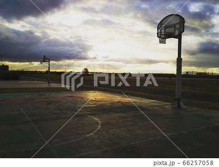 バスケットボール バスケ Basketball ストリートバスケ ストリート 夕暮れ 夕焼けの写真素材