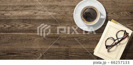 テーブルの上に乗ったコーヒーと本 テーブルの上に乗ったコーヒーと本 66257133