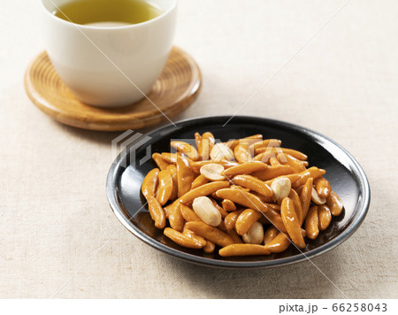 柿の種と緑茶 66258043