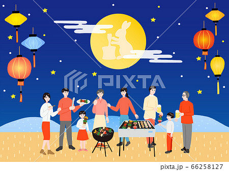 中秋節に月を見ながらバーベキューをする大家族　ランタン 66258127