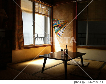 夏の日が差し込む古いアパートの一室のノスタルジックな風情の写真素材