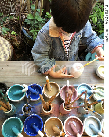 庭の作業台で風鈴作りの絵付け作業をする子供と色鮮やかな絵の具 庭の作業台で風鈴作りの絵付け作業をする子供と色鮮やかな絵の具 66258342