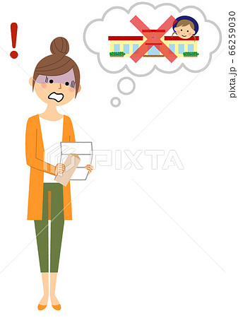 結果通知を見て驚くお母さん 結果通知を見て驚くお母さん 66259030