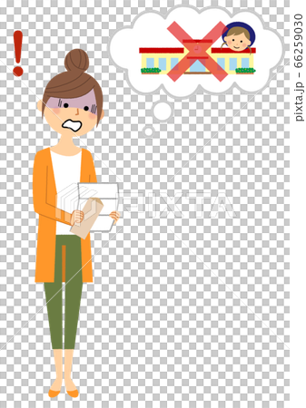 結果通知を見て驚くお母さん 結果通知を見て驚くお母さん 66259030