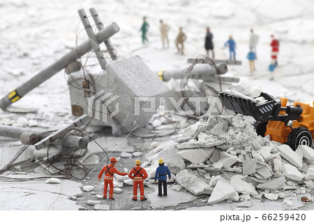 災害で壊れた街並みのジオラマ風景 66259420