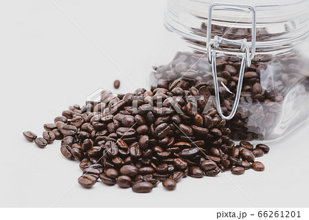 コーヒー豆 白い背景に山盛りとガラス瓶 c-3 フィルム調 コーヒー豆 白い背景に山盛りとガラス瓶 c-3 フィルム調 66261201