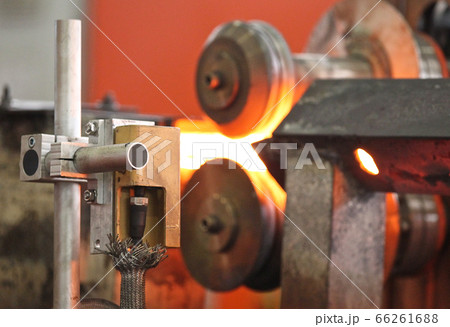 Moving the heated metal rod 66261688