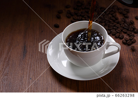 ホットコーヒーを注ぐ 66263298