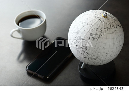 スマホと地球儀 スマホと地球儀 66263424