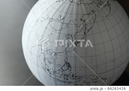 白い地球儀 66263426