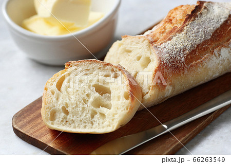 カットしたバゲットとバター 66263549