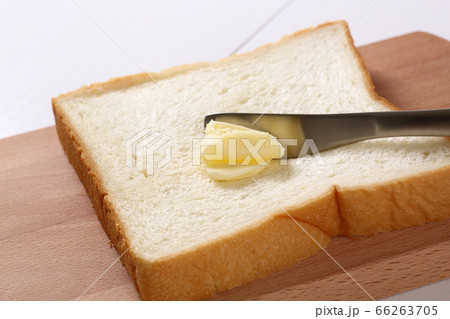 食パンにバターを塗る 66263705