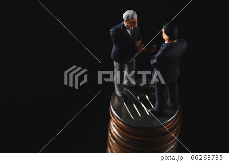 黒背景で握手するミニチュア人形 66263735