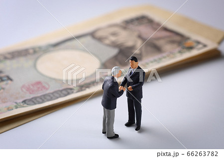 一万円札とビジネスマンの人形 66263782