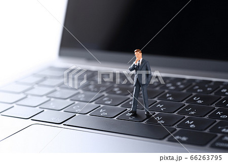 ノーパソコンに置いたビジネスマンの人形 66263795