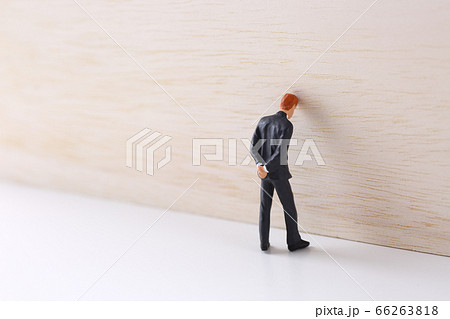 壁に直面したビジネスマン 66263818