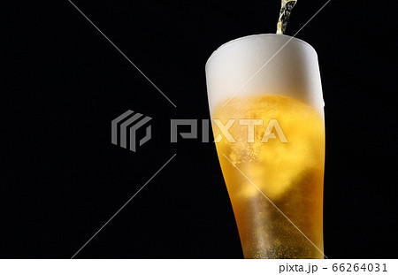 生ビール、黒背景 66264031