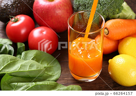 野菜ジュースを注ぐ 66264157