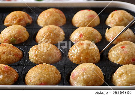 たこ焼きを焼く たこ焼きを焼く 66264336