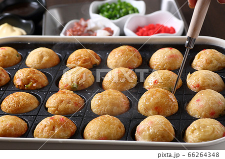 たこ焼きを焼く 66264348