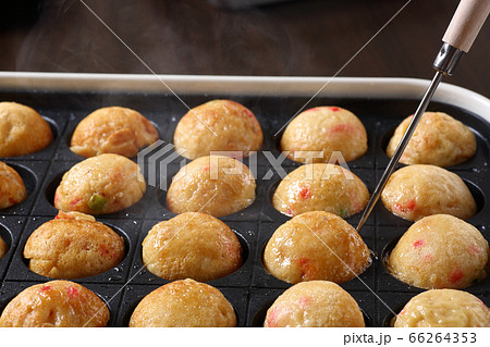 たこ焼きを焼く 66264353