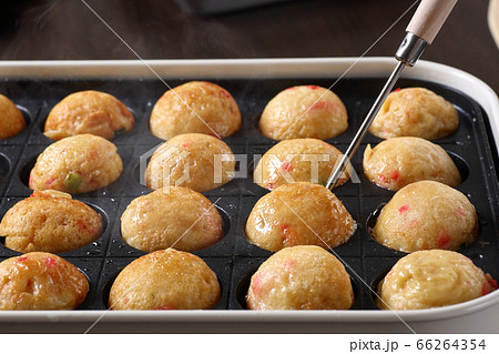 たこ焼きを焼く たこ焼きを焼く 66264354