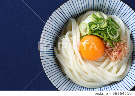 釜玉うどん、紺色背景 66264516