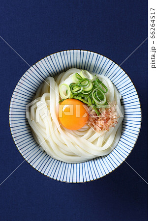 釜玉うどん、紺色背景 釜玉うどん、紺色背景 66264517