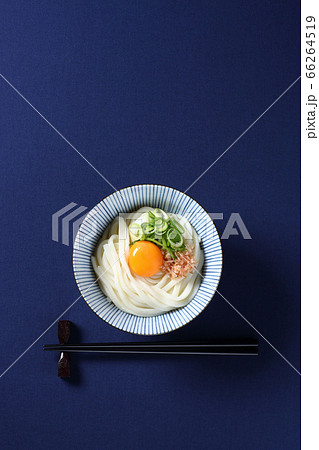 釜玉うどん、紺色背景 釜玉うどん、紺色背景 66264519