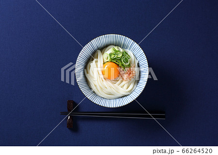 釜玉うどん、紺色背景 釜玉うどん、紺色背景 66264520