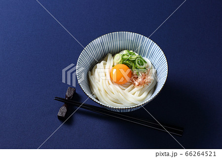 釜玉うどん、紺色背景 釜玉うどん、紺色背景 66264521