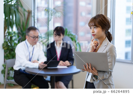 打合せ中に資料確認する女性社員 66264895