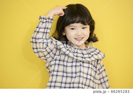 少女 子供 ポーズ 66265283