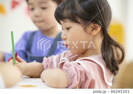 少女 園児 幼稚園児 66265301