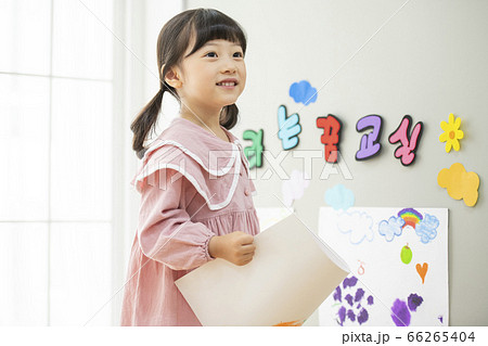 少女 幼稚園 幼稚園児 66265404
