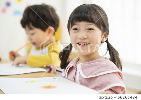 少女 幼稚園児 アート 66265434