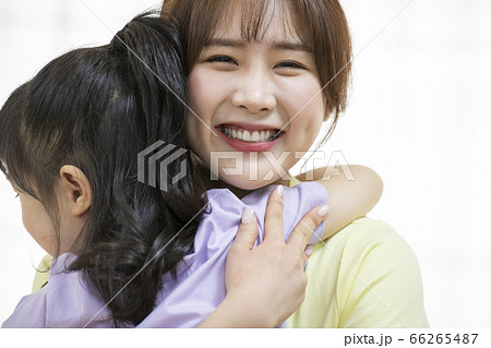 少女 幼稚園児 先生 66265487