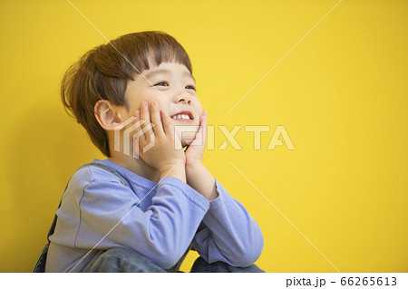 少年 子供 ポーズ 66265613