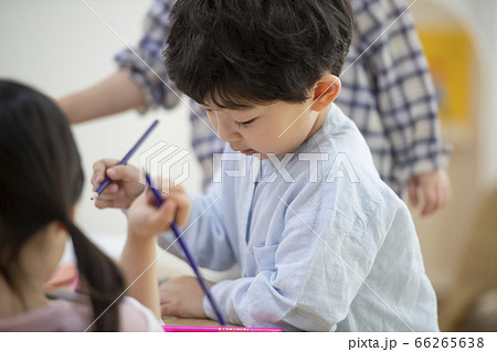 少年 幼稚園児 授業 66265638