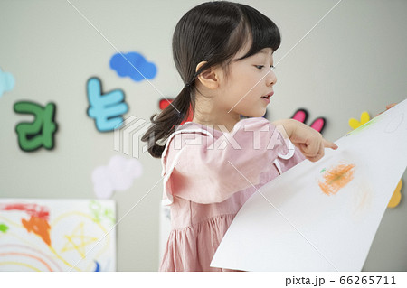 少女 幼稚園児 授業 66265711